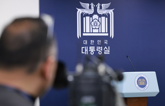 지난 7일 대통령실이 서울중앙지법의 윤석열 대통령의 구속 취소 청구 인용 관련 소식을 전하기 위해 방송을 준비하는 모습. 연합뉴스.